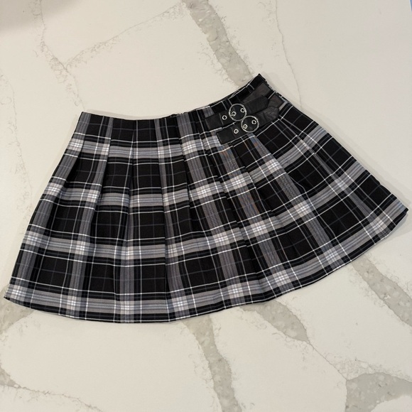 Forever 21 Plaid Dual Buckle Pleated Mini Skirt Womens Large Black Emo Punk Goth - Picture 1 of 8